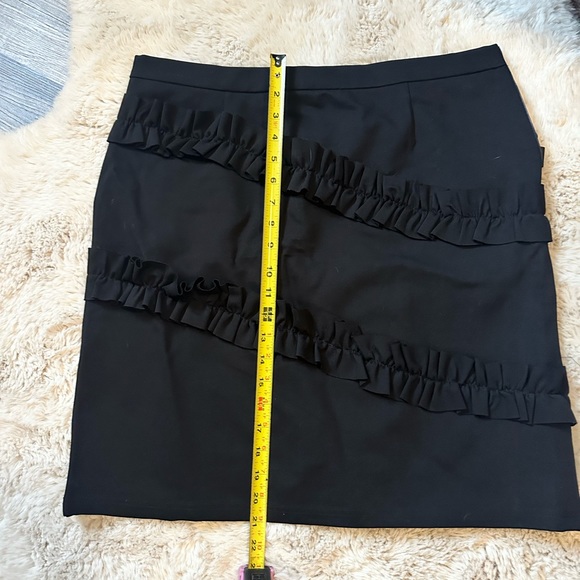 Great black skirt with ruffles - Picture 3 of 3